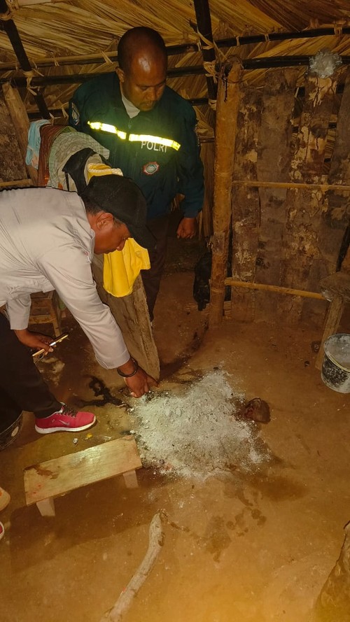Polisi melakukan olah TKP pembunuhan bayi yang baru dilahirkan di Dusun II, Desa Netemnanu Selatan, Kecamatan Amfoang Timur, Kabupaten Kupang, NTT, Rabu (13/11/2025). (Dok. Polsek Amfoang Timur)