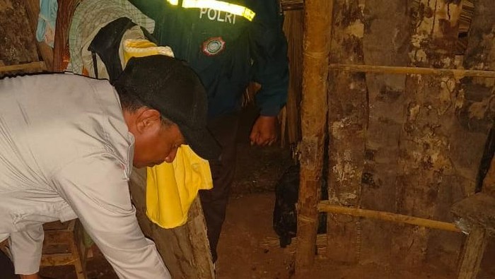 Polisi melakukan olah TKP pembunuhan bayi yang baru dilahirkan di Dusun II, Desa Netemnanu Selatan, Kecamatan Amfoang Timur, Kabupaten Kupang, NTT, Rabu (13/11/2025). (Dok. Polsek Amfoang Timur)