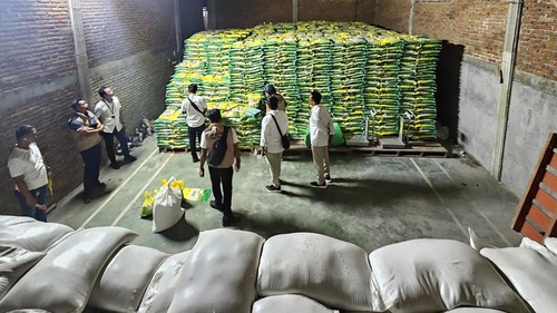 Polisi memeriksa gudang yang diduga mengoplos beras medium di Kecamatan Sikur, Lombok Timur. (Foto: Dok. Satreskrim Polres Lombok Timur)
