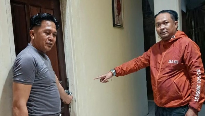 Polisi mendatangi TKP penemuan mayat pria paruh baya di wisma Maros.