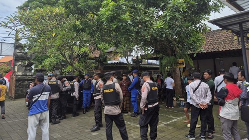 Polisi mengamankan sidang vonis I Wayan Luwes alias Mangku Luwes di PN Bangli, Kamis (13/11/2025). Mangku Luwes adalah pembunuh Komang Alam Sutawan alias Mang Alam di arena tajen Banjar Tabu, Desa Songan, Kintamani. (Foto: Leona Wirawan/detikBali)