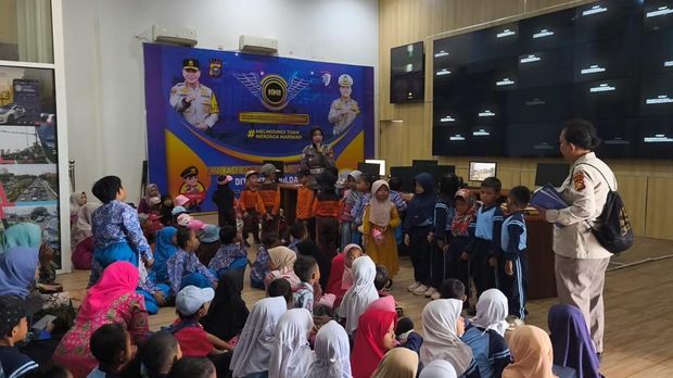 Polisi mengenalkan rambu hingga menanam pohon kepada anak-anak TK di Pekanbaru.
