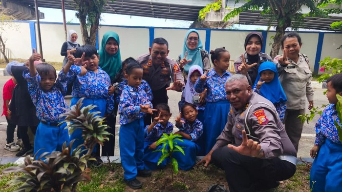 Polisi mengenalkan rambu hingga menanam pohon kepada anak-anak TK di Pekanbaru.