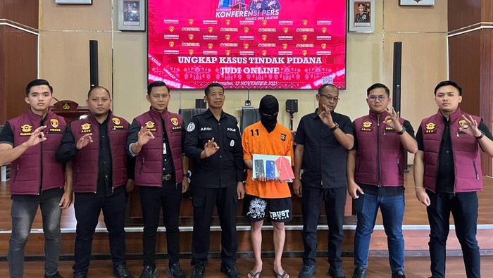 Polres OKU Selatan merilis pelaku judi online bermodus game sepak bola