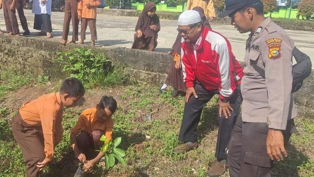 Polres Rohul dan polsek jajaran melakukan penanaman pohon menyambut Hari Pohon Nasional. Penanaman pohon tak hanya dilakukan di internal kepolisian, tetapi juga di sekolah dan permukiman penduduk, Selasa (12/11/2025).