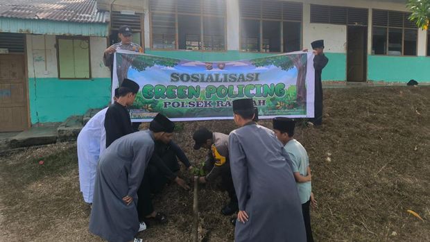Polres Rohul dan polsek jajaran melakukan penanaman pohon menyambut Hari Pohon Nasional. Penanaman pohon tak hanya dilakukan di internal kepolisian, tetapi juga di sekolah dan permukiman penduduk, Selasa (12/11/2025).