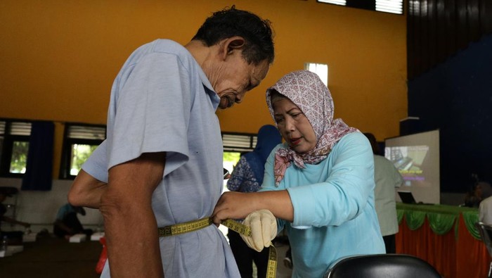 Sejumlah orang dengan gangguan jiwa (ODGJ) mengikuti senam bersama saat posyandu jiwa di kelurahan Tamanan, Kota Kediri, Jawa Timur, Kamis (13/11/2025). Posyandu jiwa yang diselenggarakan secara berkesinambungan oleh Dinas Sosial tersebut guna memantau kondisi kesehatan sekaligus memberikan layanan pengobatan kepada 24 ODGJ dari empat kelurahan se-Kota Kediri. ANTARA FOTO/Prasetia Fauzani/YU
