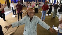 Sejumlah orang dengan gangguan jiwa (ODGJ) mengikuti senam bersama saat posyandu jiwa di kelurahan Tamanan, Kota Kediri, Jawa Timur, Kamis (13/11/2025). ANTARA FOTO/Prasetia Fauzani