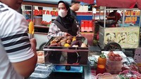 Penjual rebusan-kukusan mudah ditemui di tempat-tempat perlintasan para pekerja, salah satunya di sekitar Stasiun Sudirman, Jakarta Selatan. Foto: Sarah Octaviani Alam/detikHealth