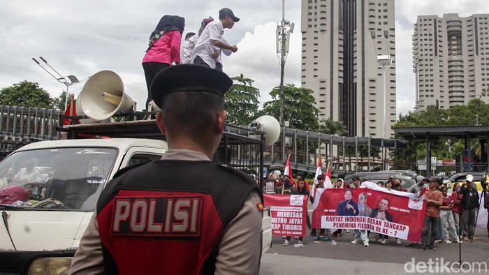 Massa kontra Roy Suryo menggelar aksi di depan markas Polda Metro Jaya, Jakarta, Kamis (13/11/2025). Mereka mendesak polisi segera menangkap Roy Suryo, Rismon Sianipar, dan dr. Tifa di kasus ijazah Jokowi.