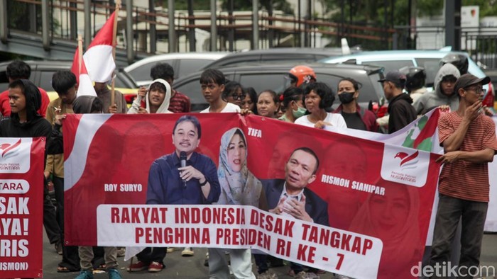 Massa kontra Roy Suryo menggelar aksi di depan markas Polda Metro Jaya, Jakarta, Kamis (13/11/2025). Mereka mendesak polisi segera menangkap Roy Suryo, Rismon Sianipar, dan dr. Tifa di kasus ijazah Jokowi.