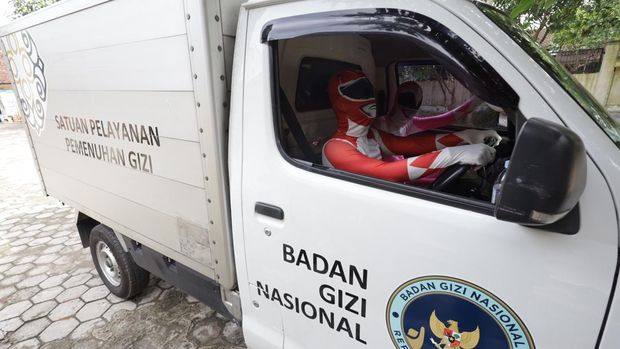 Sejumlah petugas berkostum Power Rangers mengantar Makan Bergizi Gratis (MBG) di SD Negeri Tempurejo 1, Kota Kediri, Jawa Timur, Kamis (13/11/2025). Petugas dari Satuan Pelayanan Pemenuhan Gizi (SPPG) Tempurejo tersebut mengenakan kostum unik sebagai upaya menghibur pelajar sekaligus sosialisasi pentingnya asupan gizi melalui MBG agar tubuh sehat dan kuat. ANTARA FOTO/Prasetia Fauzani
