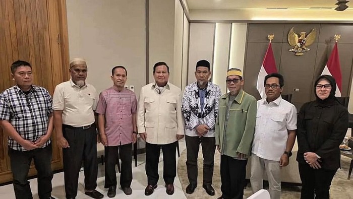 Momen Prabowo Teken Hak Rehabilitasi Pulihkan 2 Guru Luwu Utara