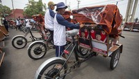 Selain menjadi solusi transportasi yang efisien, program ini juga diharapkan dapat meningkatkan taraf hidup warga lanjut usia yang selama ini menggantungkan penghasilan dari pekerjaan harian di jalanan. ANTARA FOTO/Dedhez Anggara