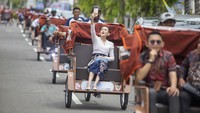 Warga menaiki becak listrik bantuan dari Presiden Prabowo Subianto di Alun-alun Indramayu, Jawa Barat, Kamis (13/11/2025). ANTARA FOTO/Dedhez Anggara