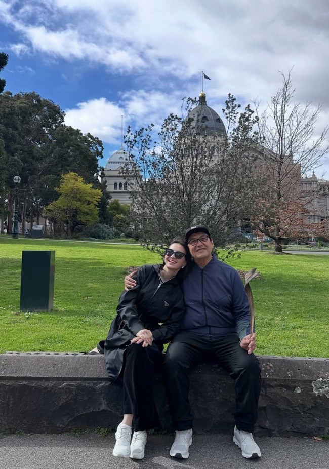Di keterangan unggahan Raline mengatakan bahwa foto-foto tersebut diambil Raline saat merayakan Hari Ayah 2024. Tahun lalu ia dan sang ayah memilih menghabiskan waktu bersama di kota Melbourne. Foto: Instagram/@ralineshah