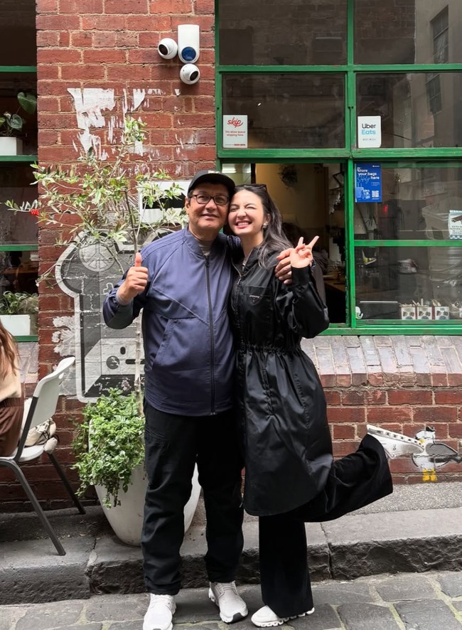 Dalam foto-foto yang diunggah terlihat Raline begitu dekat dengan sang ayah. Kedekatan keduanya bak bestie yang selalu terlihat kompak dan saling mendukung satu sama lain. Foto: Instagram/@ralineshah