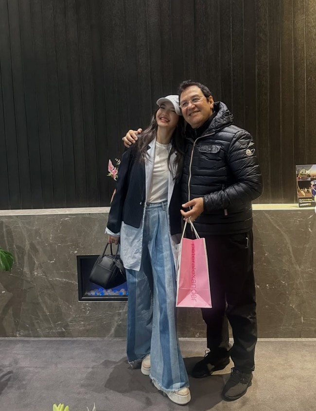 Rahmat, Ayah Raline sendiri diketahui merupakan seorang pengusaha sukses serta mantan anggota DPD RI. Meski sama-sama sibuk, namun keduanya tetap meluangkan waktu untuk bertemu dan menghabiskan waktu bersama. Foto: Instagram/@ralineshah