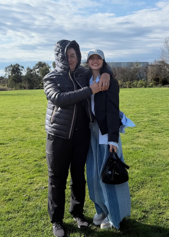 Rahmat dan Raline memilih tampil simpel dengan gaya old money. Sang ayah mengenakan busana serba hitam, sementara Raline memadukan kemeja biru dengan baggy jeans dan jaket hitam. Foto: Instagram/@ralineshah