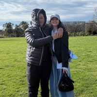 Rahmat dan Raline memilih tampil simpel dengan gaya old money. Sang ayah mengenakan busana serba hitam, sementara Raline memadukan kemeja biru dengan baggy jeans dan jaket hitam. Foto: Instagram/@ralineshah