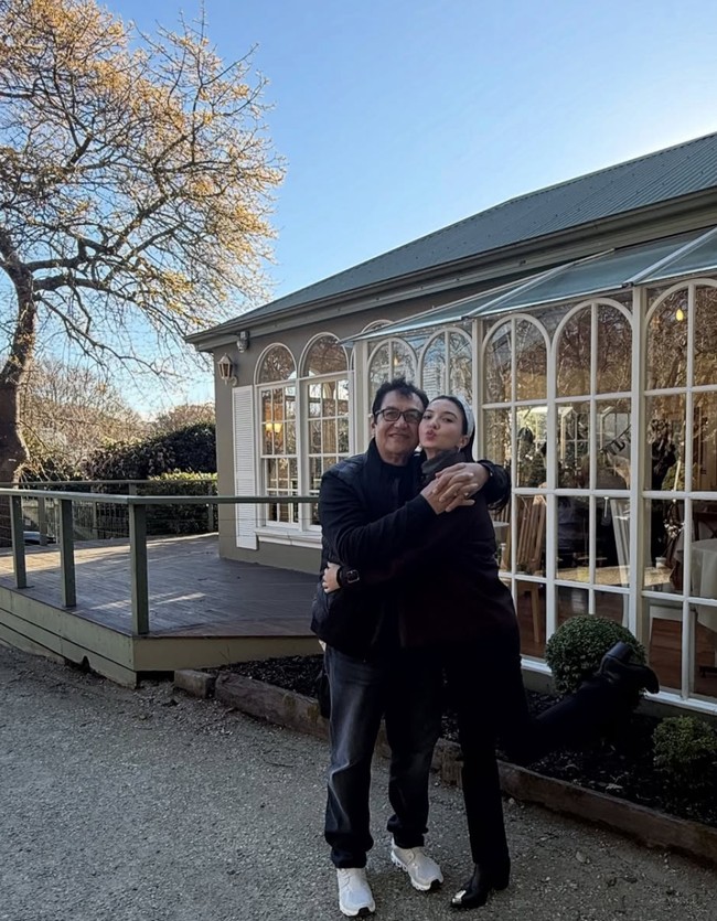 Sama-sama kenakan busana serba hitam, keduanya terlihat kompak. Alih-alih ayah dan anak, keduanya justru tampak akrab seperti sahabat kala memamerkan pose kedekatan mereka. Foto: Instagram/@ralineshah