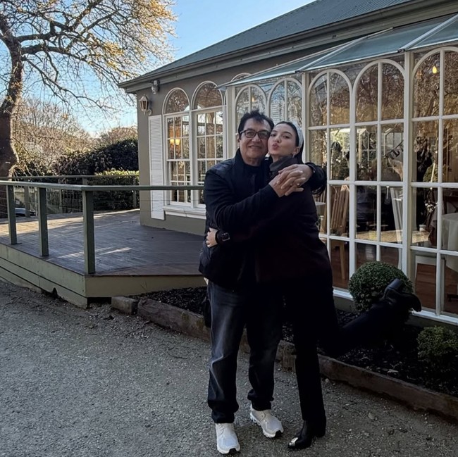 8 Foto Raline Shah Pamer Kedekatan Dengan Ayah saat di Melbourne, Bak Bestie