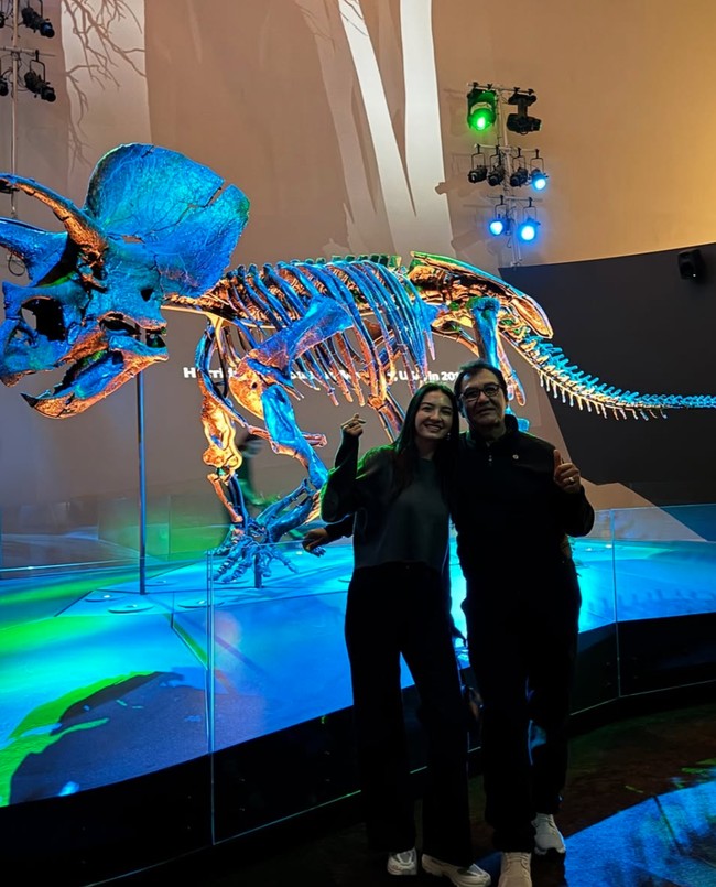 Selama di Melbourne, Raline dan sang ayah menghabiskan waktu jalan-jalan bersama. Meski memiliki jarak usia 35 tahun namun keduanya selalu terlihat kompak. Foto: Instagram/@ralineshah