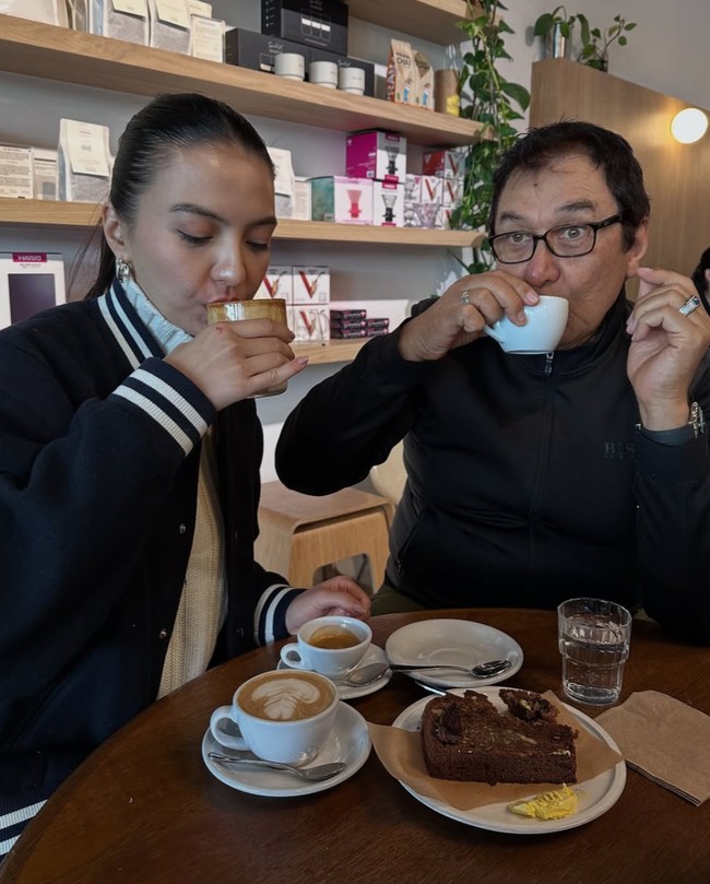 Momen hangat saat Raline dan ayahnya tengah bersantai sambil ngopi bersama di sebuah kafe. Kebersamaan keduanya pun banjir pujian dari para netizen. MasyAllah.. cinta, damai yang bahagia.. tulis salah satu komentar. Beruntungnya, tambah komentar lain. Foto: Instagram/@ralineshah