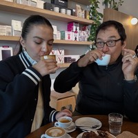 Momen hangat saat Raline dan ayahnya tengah bersantai sambil ngopi bersama di sebuah kafe. Kebersamaan keduanya pun banjir pujian dari para netizen. MasyAllah.. cinta, damai yang bahagia.. tulis salah satu komentar. Beruntungnya, tambah komentar lain. Foto: Instagram/@ralineshah