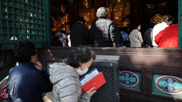 Buddhist believers light up candles as they pray for their children’s success in the college entrance examination that will be taken by more than 554,000 students nationwide on November 13, at a Buddhist temple in Seoul, South Korea, November 12, 2025.   REUTERS/Kim Hong-Ji