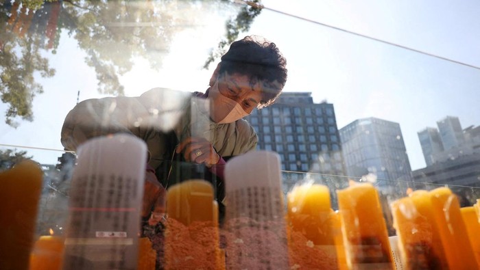 Buddhist believers light up candles as they pray for their children’s success in the college entrance examination that will be taken by more than 554,000 students nationwide on November 13, at a Buddhist temple in Seoul, South Korea, November 12, 2025.   REUTERS/Kim Hong-Ji
