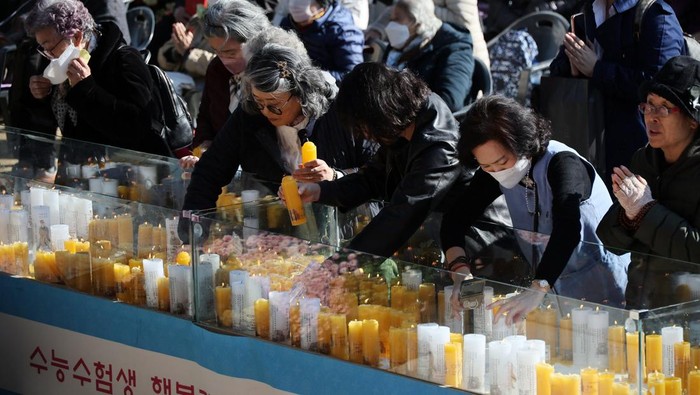 Buddhist believers light up candles as they pray for their children’s success in the college entrance examination that will be taken by more than 554,000 students nationwide on November 13, at a Buddhist temple in Seoul, South Korea, November 12, 2025.   REUTERS/Kim Hong-Ji