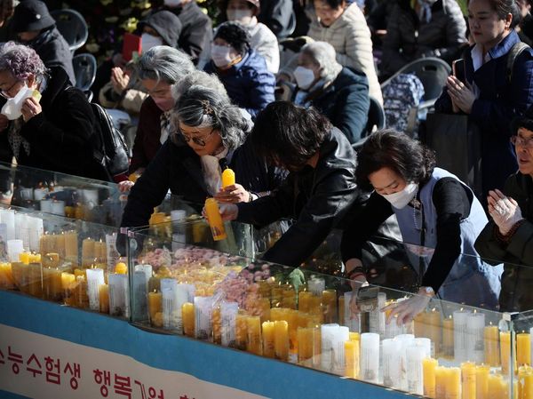 Ritual Doa Orang Tua untuk Anak Jelang Ujian Masuk Universitas di Seoul