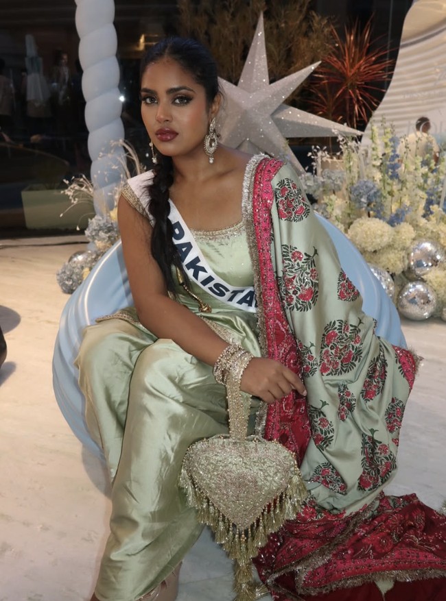 Dalam Instagramnya baru-baru ini, Roma kembali buka suara soal perdebatan tentang warna kulitnya yang semakin hari semakin ramai di bahas. Roma mengaku dia akan melawannya dengan cara yang elegan.  Foto: dok. Instagram @romariaz_official