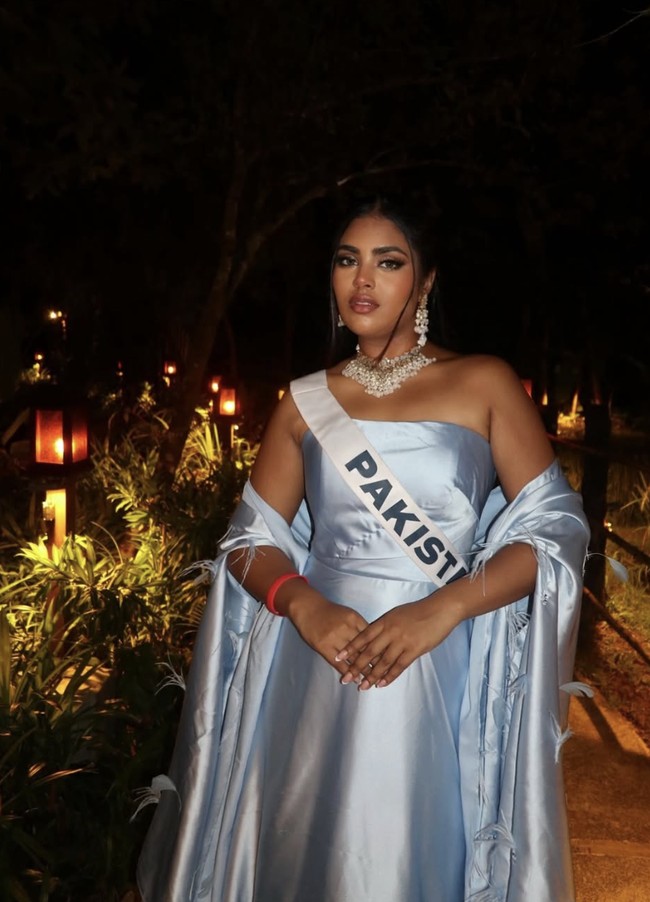 Lahir di Lahore, Roma juga tumbuh di Pakistan dan Arab Saudi, namun lebih banyak menghabiskan waktunya di Inggris. Ia kuliah di Aquinas College di Stockport dan kemudian lulus dengan gelar sarjana di bidang bisnis, manajemen, pemasaran dari Manchester Metropolitan University.  Foto: dok. Instagram @romariaz_official