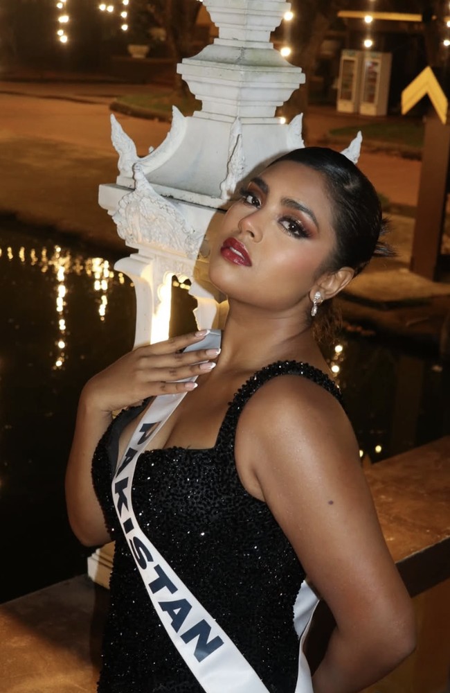 Setelah menyelesaikan pendidikannya, ia bergabung dengan retail fashion ‘Boohoo’ di Manchester sebagai asisten merchandiser. Meskipun berlatar belakang korporat, Roma terjun ke dunia kontes kecantikan secara spontan. Didorong oleh sang adik, ia memutuskan untuk mendaftar Miss Universe Pakistan tanpa pernah menyangka akan terpilih. Lompatan kariernya itu mengubah jalan hidupnya. Foto: dok. Instagram @romariaz_official