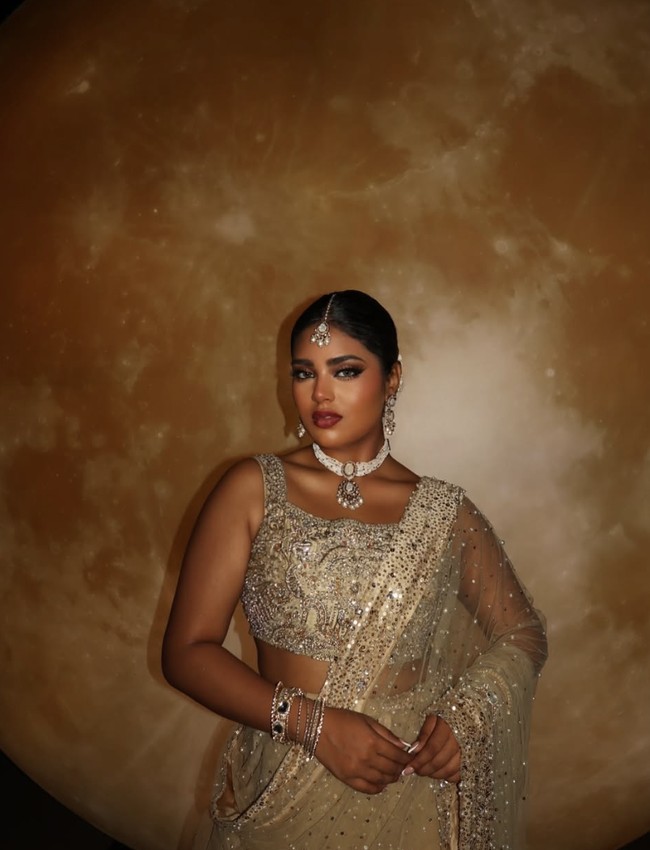 “Kecantikan tidak ditentukan oleh satu bentuk atau warna kulit saja. Pakistan memiliki keberagaman luar biasa, dan saya ingin semua perempuan, dari latar apa pun merasa mereka pantas tampil dan dihargai,” ungkap Roma. Foto: dok. Instagram @romariaz_official