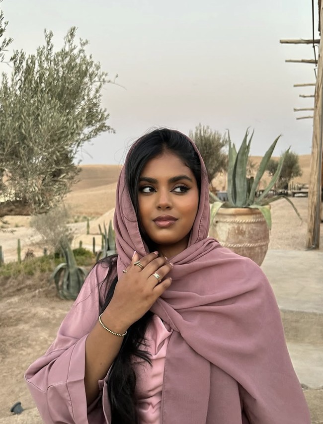 Banyak yang menilai Roma tidak sepenuhnya merepresentasikan citra perempuan Pakistan. Meskipun penduduk Pakistan beragam secara etnis dan menunjukkan variasi warna kulit, warga setempat sering kali memiliki warna kulit cerah hingga terang, dengan warna rambut dan mata yang lebih terang, karena keturunan Asia Tengah, Persia, dan Turki. Foto: dok. Instagram @romariaz_official