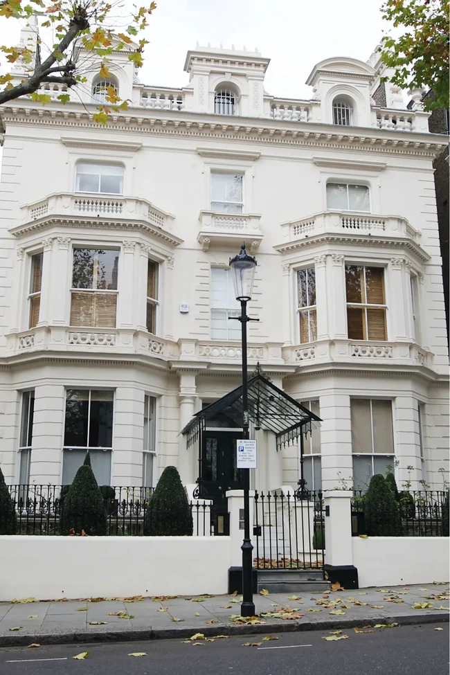 Kediaman utama keluarga Beckham diyakini berada di kawasan eksklusif Holland Park, London. Rumah bergaya Victorian berlantai empat ini dibeli pada 2013 dengan nilai lebih dari £ 30 juta atau sekitar Rp 600 miliar. Foto: Instagram