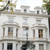 Kediaman utama keluarga Beckham diyakini berada di kawasan eksklusif Holland Park, London. Rumah bergaya Victorian berlantai empat ini dibeli pada 2013 dengan nilai lebih dari £ 30 juta atau sekitar Rp 600 miliar. Foto: Instagram