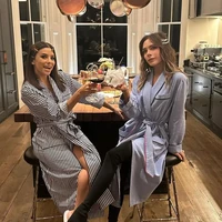 Dapur bergaya contemporary country menjadi salah satu area yang menarik perhatian, lengkap dengan meja kayu besar di tengah ruangan, peralatan baja tahan karat, serta hiasan panci dan wajan tembaga yang menggantung. Foto: Instagram