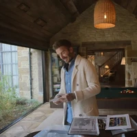 Lahan luas tersebut dilengkapi dengan berbagai fasilitas pribadi, mulai dari lapangan sepak bola, kolam dan rumah perahu, sauna, kolam renang, ruang biliar, hingga pusat kebugaran. Suasana tenang dan alami menjadikan rumah ini tempat favorit keluarga Beckham untuk beristirahat dari kesibukan kota. Foto: Instagram