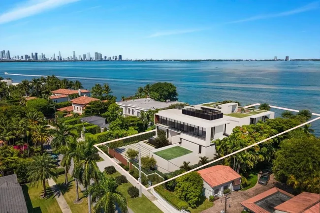 Ekspansi portofolio properti Beckham berlanjut hingga ke Amerika Serikat. Pada tahun 2024, pasangan ini menambah koleksi dengan mansion tepi laut di Miami yang ditaksir mencapai US$ 119 juta atau sekitar Rp 1,9 triliun. Terletak menghadap Biscayne Bay, rumah modern ini memiliki sembilan kamar tidur, spa pribadi, kolam renang, serta akses langsung ke laut. Foto: Instagram