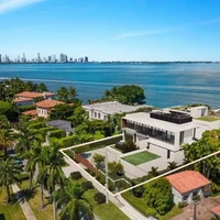 Ekspansi portofolio properti Beckham berlanjut hingga ke Amerika Serikat. Pada tahun 2024, pasangan ini menambah koleksi dengan mansion tepi laut di Miami yang ditaksir mencapai US$ 119 juta atau sekitar Rp 1,9 triliun. Terletak menghadap Biscayne Bay, rumah modern ini memiliki sembilan kamar tidur, spa pribadi, kolam renang, serta akses langsung ke laut. Foto: Instagram