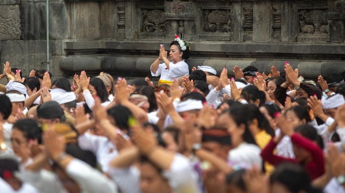 Sejumlah umat Hindu menari saat Upacara Penyucian Abhiseka di Candi Prambanan, Sleman, D.I Yogyakarta, Rabu (12/11/2025). Upacara penyucian dan peringatan diresmikannya Candi Prambanan oleh Rakai Pikatan Diah Seladu pada Wualung Gunung Sang Wiku/856 M itu diikuti ratusan umat Hindu. ANTARA FOTO/Andreas Fitri Atmoko
