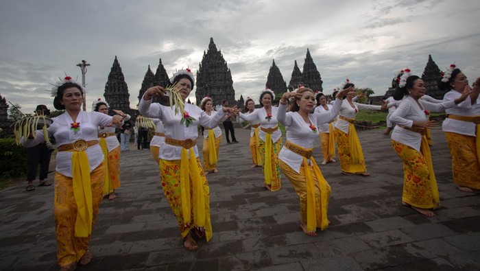 Sejumlah umat Hindu menari saat Upacara Penyucian Abhiseka di Candi Prambanan, Sleman, D.I Yogyakarta, Rabu (12/11/2025). Upacara penyucian dan peringatan diresmikannya Candi Prambanan oleh Rakai Pikatan Diah Seladu pada Wualung Gunung Sang Wiku/856 M itu diikuti ratusan umat Hindu. ANTARA FOTO/Andreas Fitri Atmoko