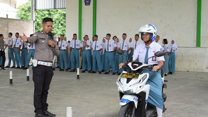 Satlantas Polres Jepara gelar sosialisasi keselamatan berlalu lintas di SMAN 1 Jepara, Rabu (12/11/2025).