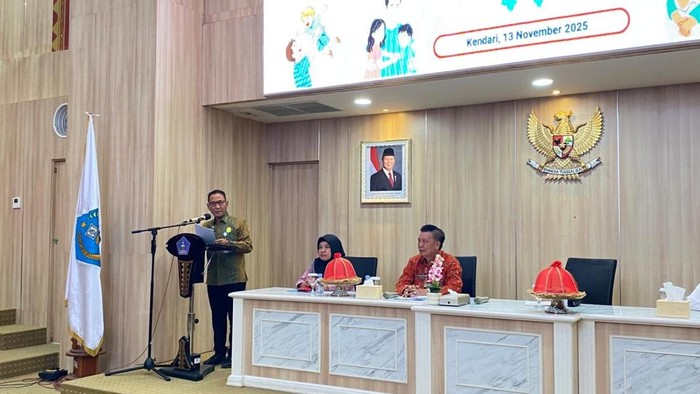 Sekda Kendari Amir Hasan saat membuka kegiatan promosi dan sosialisasi Gerakan Ayah Teladan Indonesia (GATI) di Aula Samaturu Balai Kota Kendari, Kamis (13/11/2025).