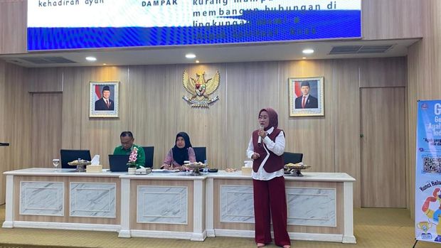 Sekda Kendari Amir Hasan saat membuka kegiatan promosi dan sosialisasi Gerakan Ayah Teladan Indonesia (GATI) di Aula Samaturu Balai Kota Kendari, Kamis (13/11/2025).