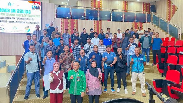 Sekda Kendari Amir Hasan saat membuka kegiatan promosi dan sosialisasi Gerakan Ayah Teladan Indonesia (GATI) di Aula Samaturu Balai Kota Kendari, Kamis (13/11/2025).